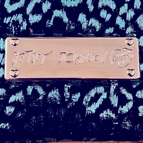 Betsey Johnson large leopard print clutch, in excellent condition, beautiful. - Picture 9 of 9